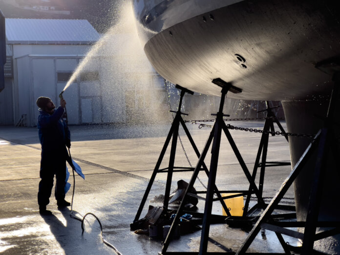 Het onderwaterschip schoonmaken